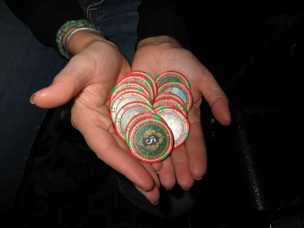 casino online slots argentina - fichas de casino sobre una mesa