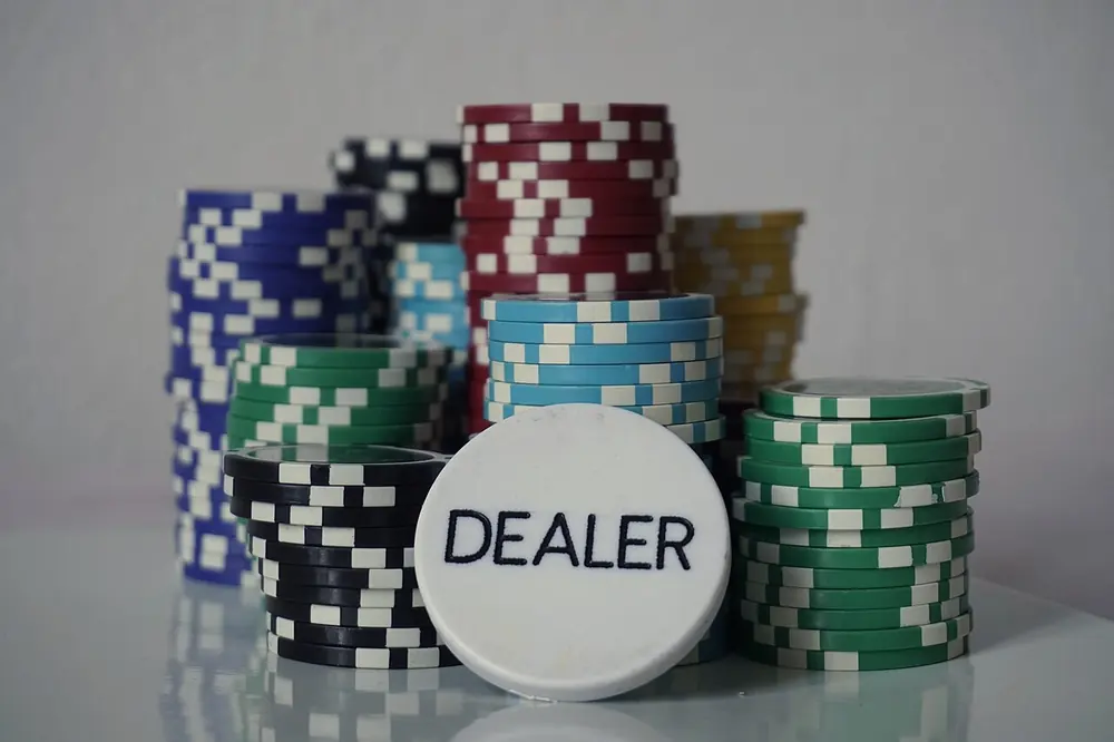 casino online con usdt - fichas de póker y botón de dealer