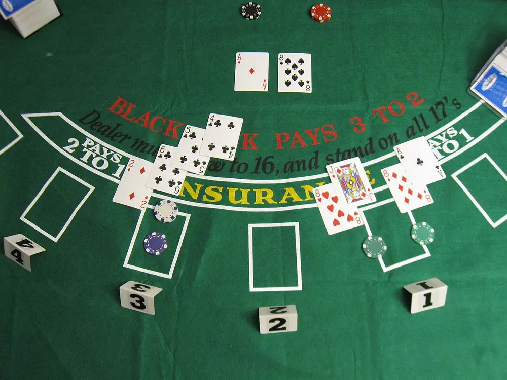 mano de blackjack sobre el paño