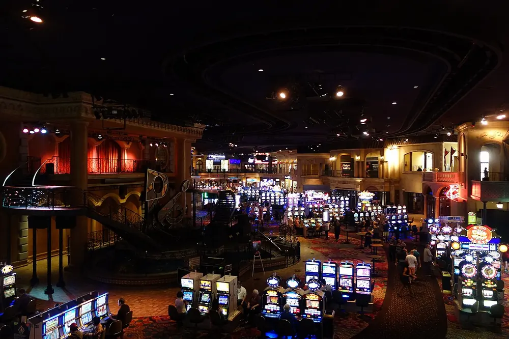 Reseñas - sala de casino con mesas de juego