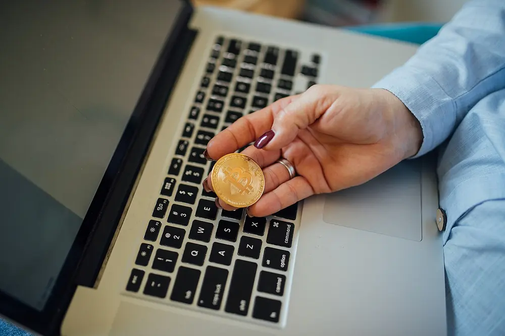 betus depósito usdt - moneda física de bitcoin en la mano