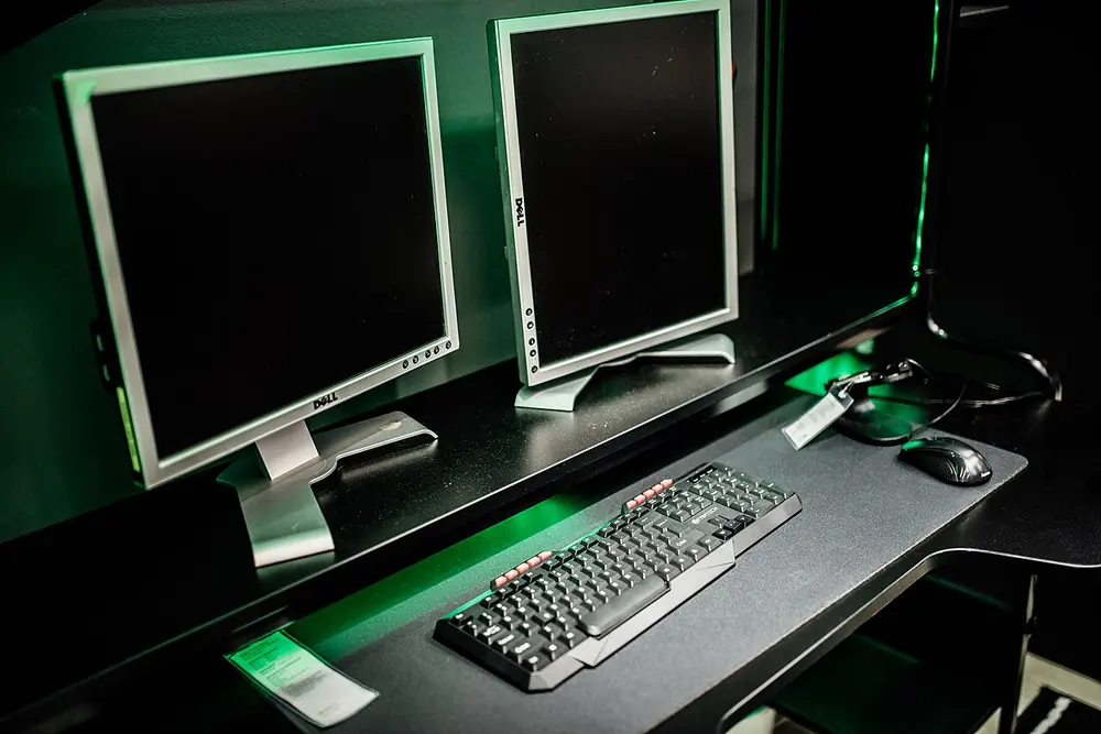 Escritorio gamer con dos monitores - contacto ApuestasArgPro