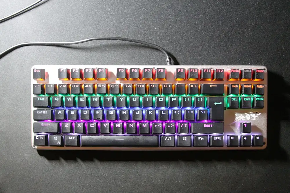 Teclado gamer - estrategia de apuestas deportivas las 3 fases