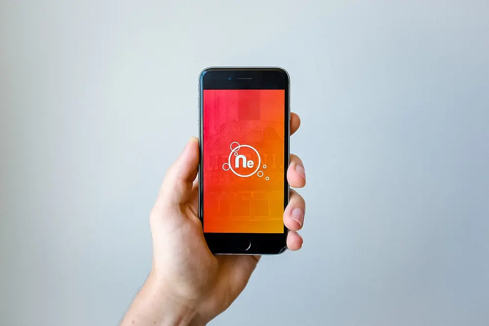 celular en la mano