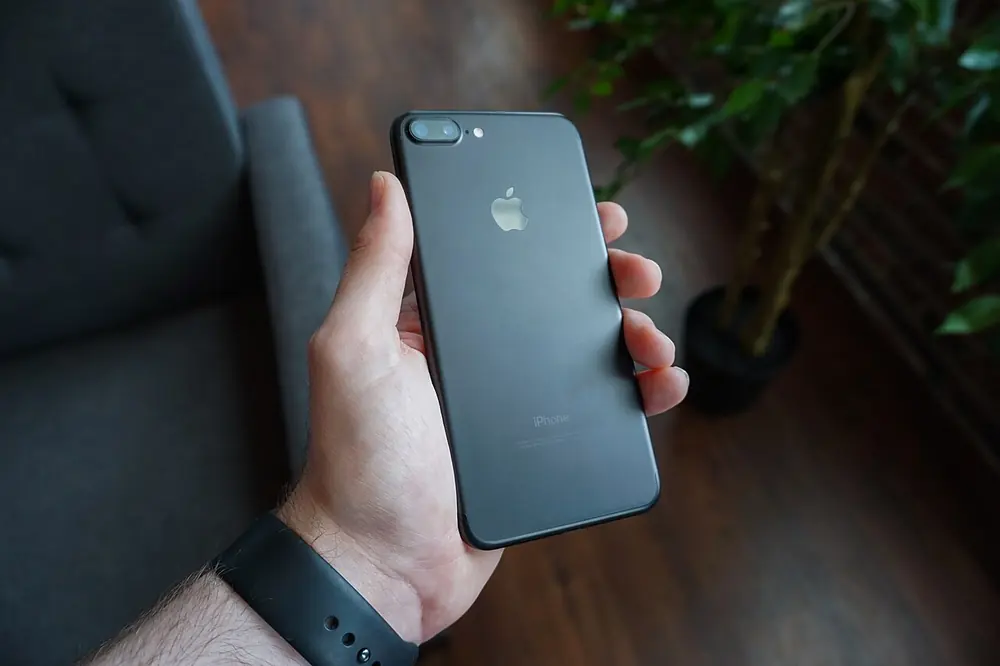 Celular negro en la mano - aviso de afiliados