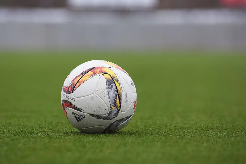 apuestas river vs central - balón de futbol sobre el pasto