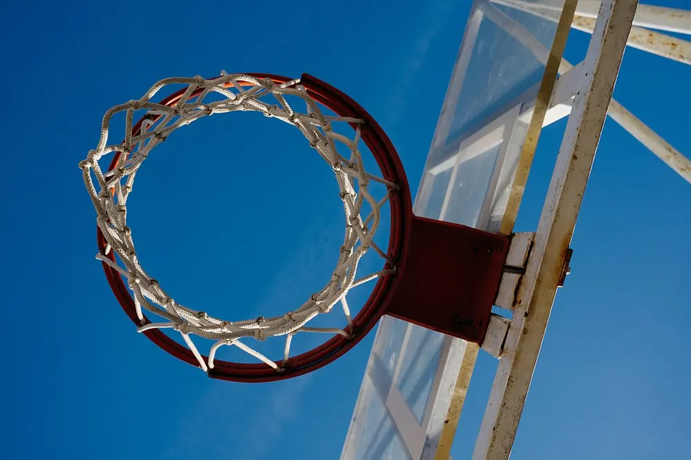 Canasta de básquetbol con cielo azul - estrategia apuestas nba