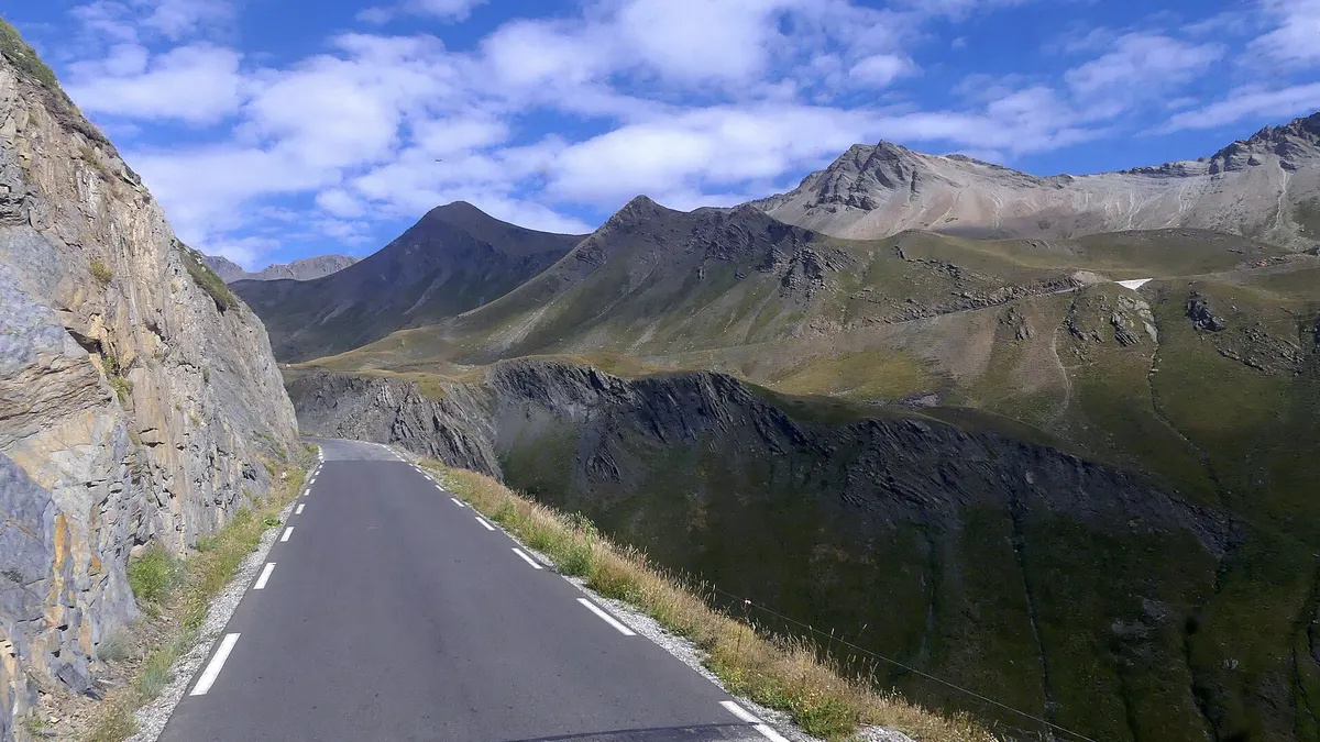 apuestas tour de francia desde argentina - mountain road to the Col du Galibier, a classic cycling climb