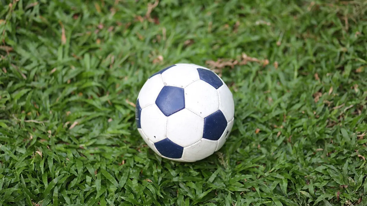 Football on a pitch - apuestas river vs sarmiento