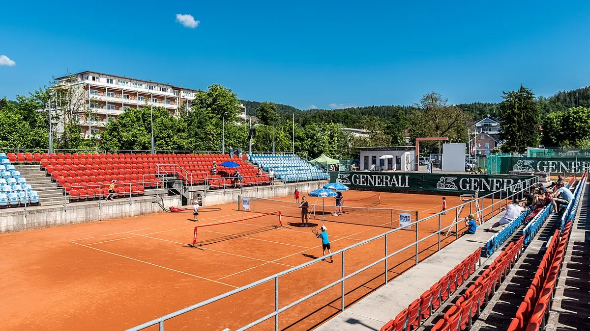 apuestas roland garros argentina - tennis racket and balls