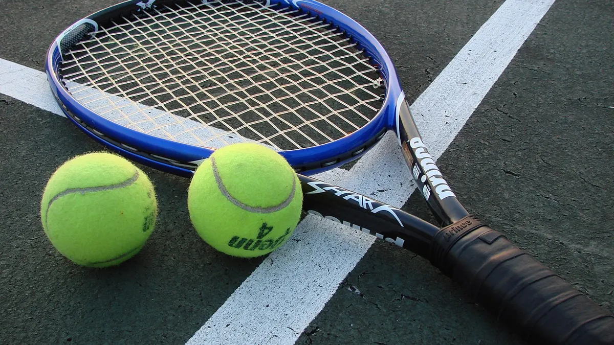 guía de apuestas tenis para principiantes - tennis racket and balls